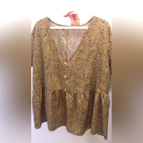 Three button front Leopard print peplum top - Picture 3 of 4